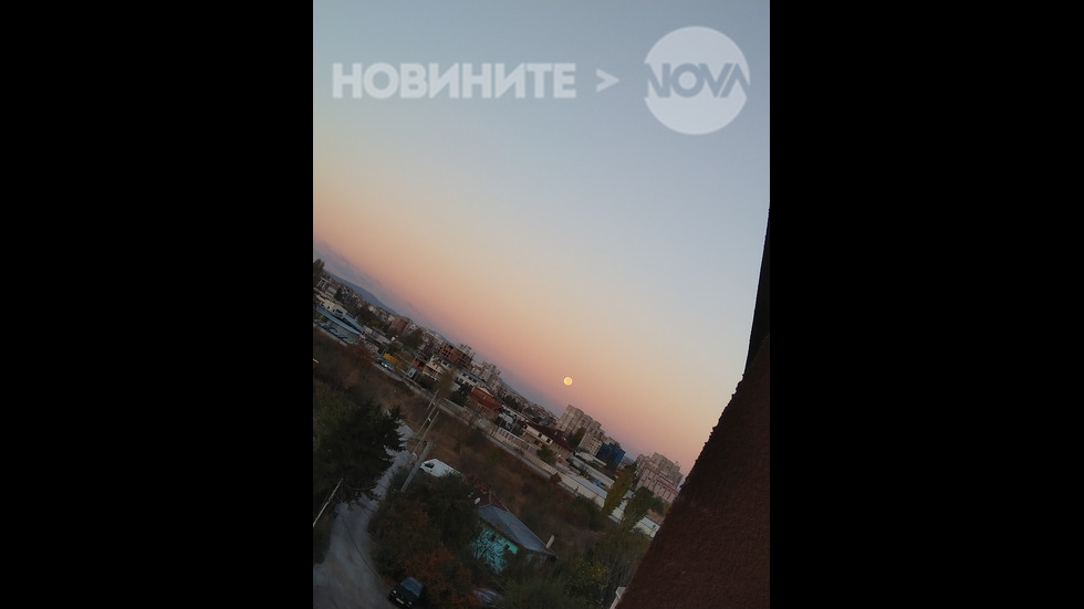 Луната заспива