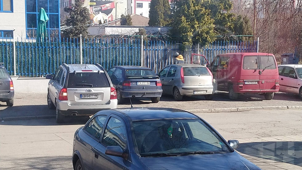 Как се спира на тротоарите в почивен ден
