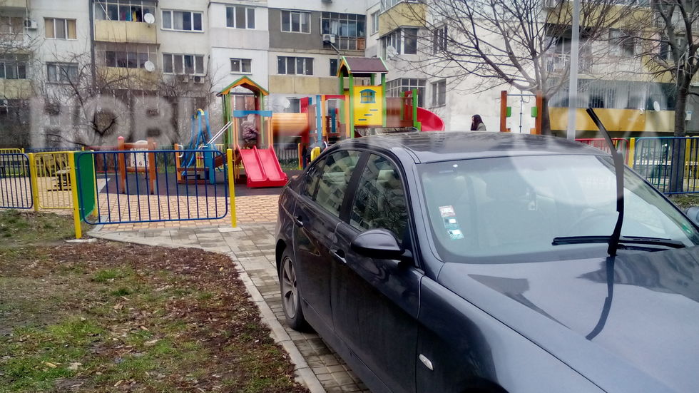 Паркиране пред детска площадка