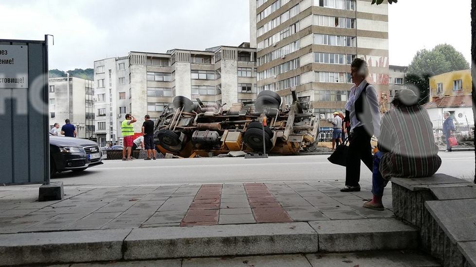 Бетон помпа за малко да се озове в река Янтра