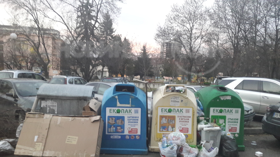 Препълнени контейнери за отпадъци
