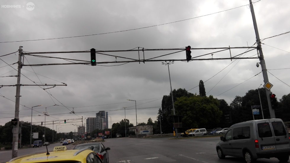 Уличното осветлението свети в 11:00