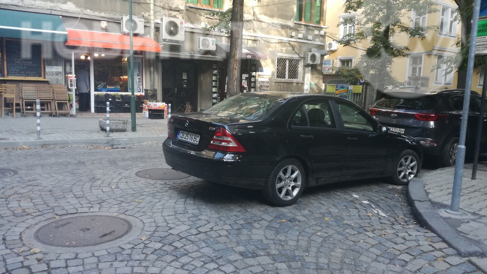 Кола затваря улица пред Пето РПУ