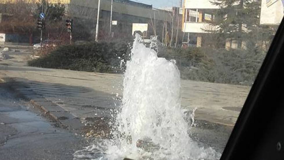 Плащаме най-скъпата вода, а тя тече по улиците...