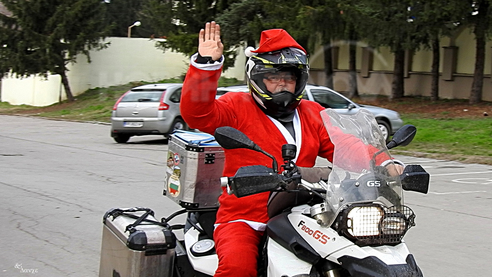 Коледна мото обиколка от Дядо Коледовци в Разград!