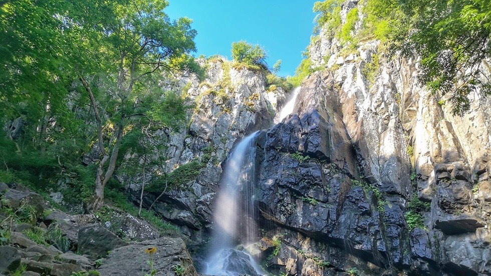 Красив водопад