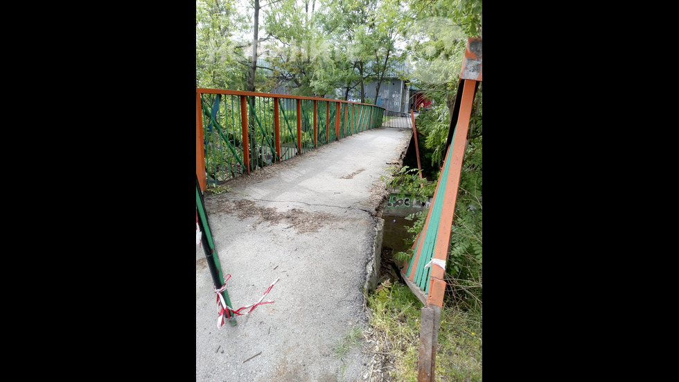 Разрушен мост на ул. "Слатинска река" срещу бл.15, София