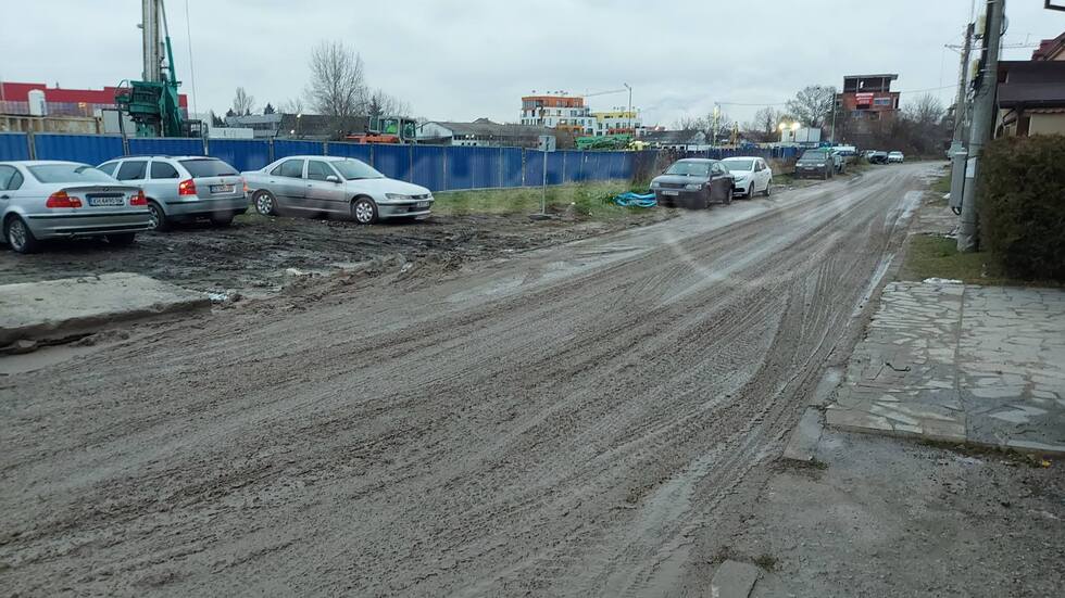 Кал и мръсотия по улици около строителен обект в София, район Младост