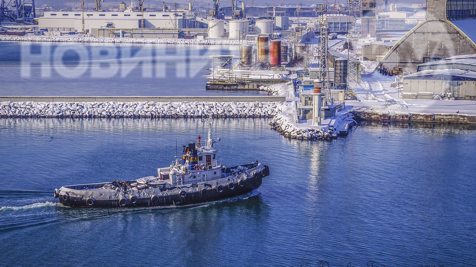 Пристанище Бургас не спира работа в снега и в леда