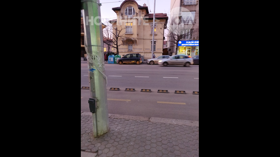 Кола запречила кофите за боклук на бул. "Дондуков"