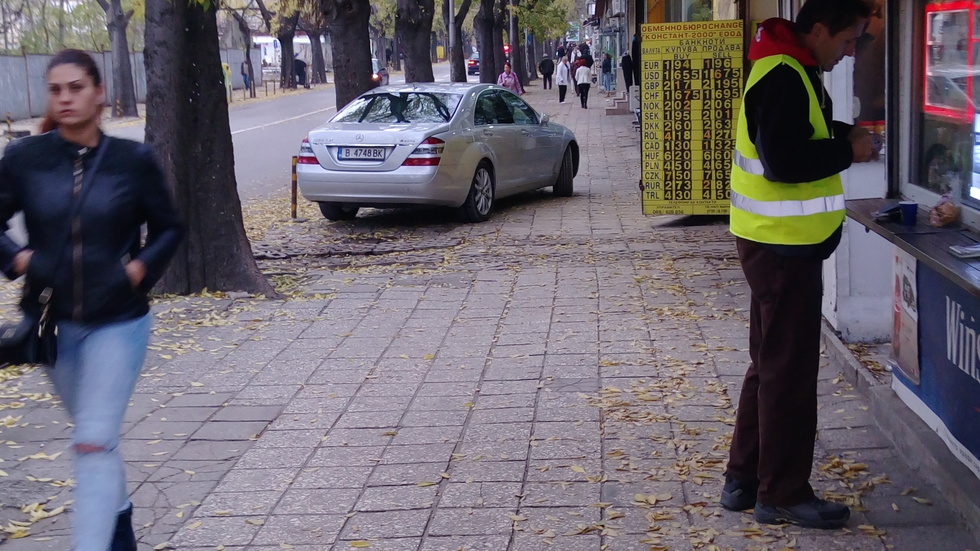 Как нагло се спира по тротоарите