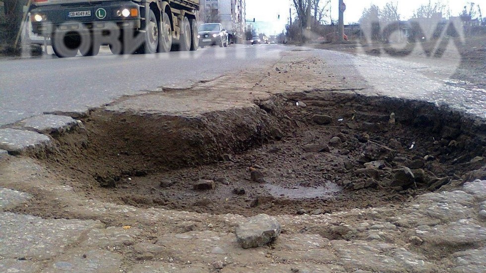 Кратер в столичния квартал "Дружба"