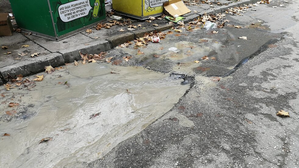 Теч на вода от уличен водопровод