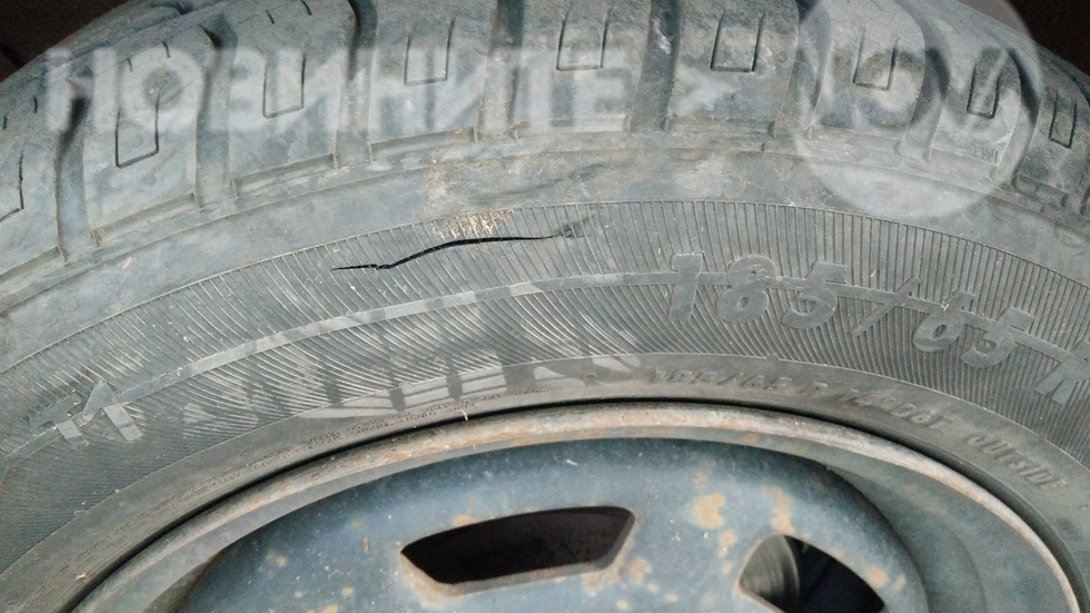 "Банишора" осъмна с нарязани гуми