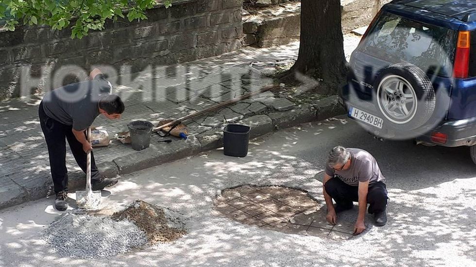 Жители на Нови пазар сами запълват дупките пред домовете си