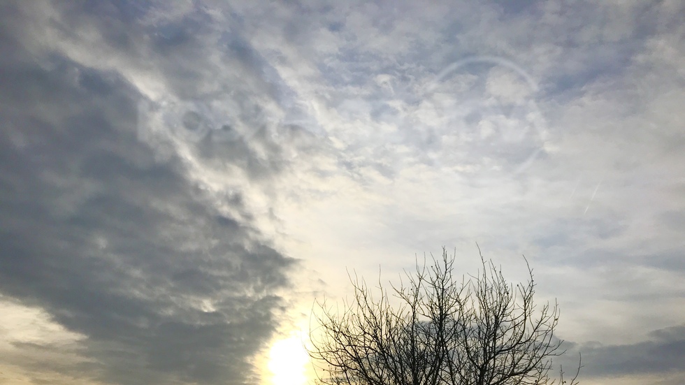 Слънцето успява да се покаже зад облаците в днешното утринно небе