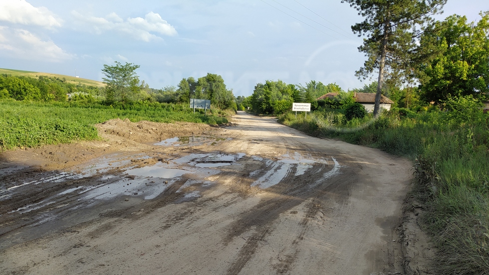 Лош път между селата Ленково и Бръшляница област Плевен