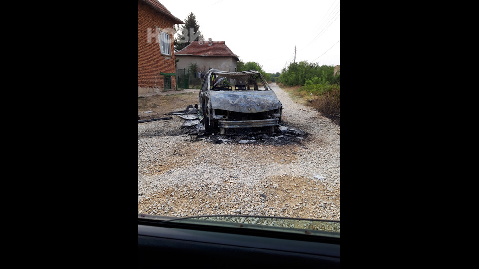 Запалена кола на пътя