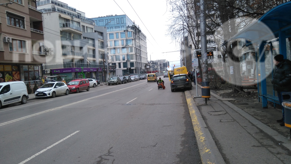 Инвалиди и майки с колички насред натоварен булевард в София