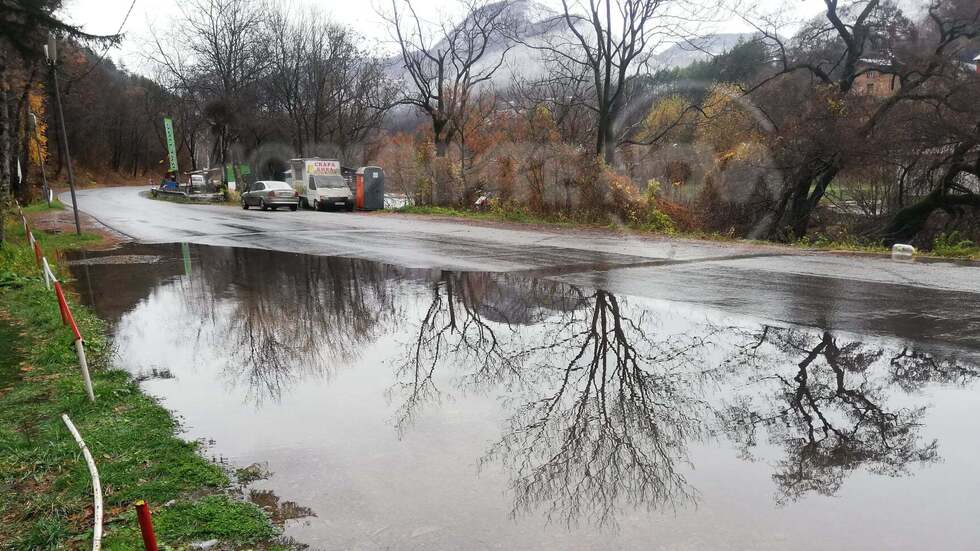 Вода на пътя край село Гара Лакатник