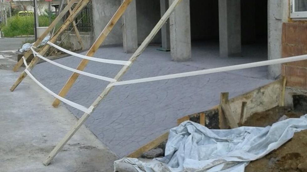 Бетонирането на тротоар и улица