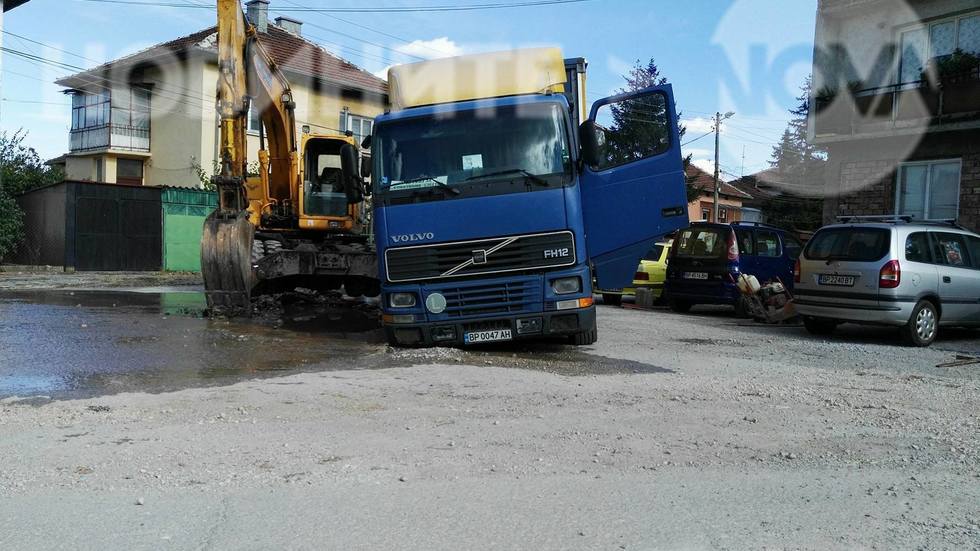 Пропаднал камион във Враца