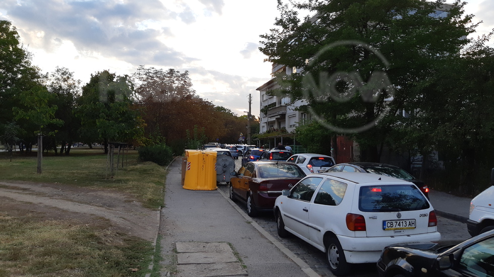 Неправилно паркиране на двупосочен път