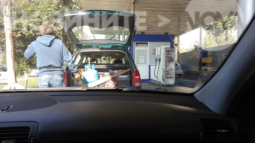 Зареждане на газова бутилка на бензиностанция в София