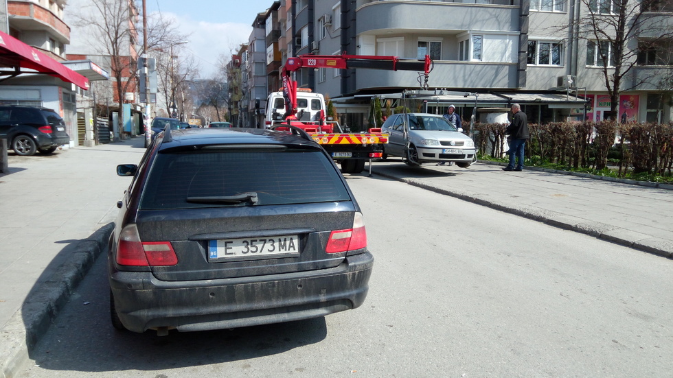 Избирателно вдигане на неправилно паркирани автомобили в Благоевград