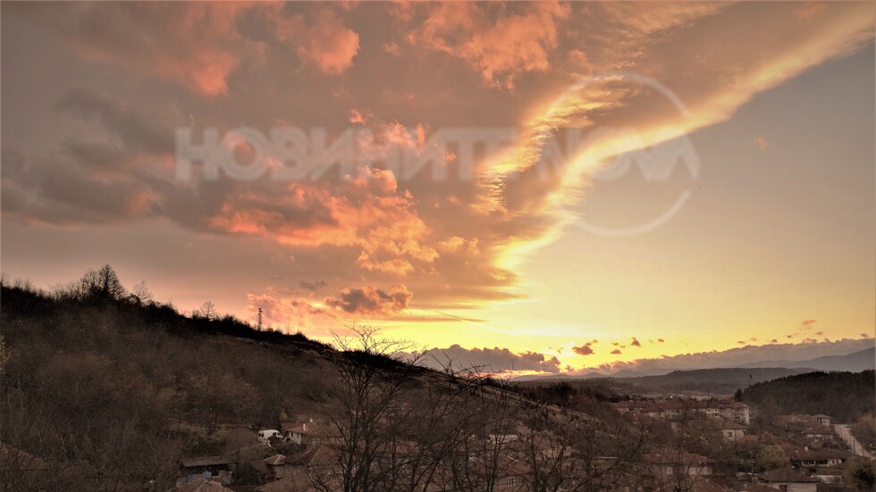 Красивият изгрев от днес над Елена...