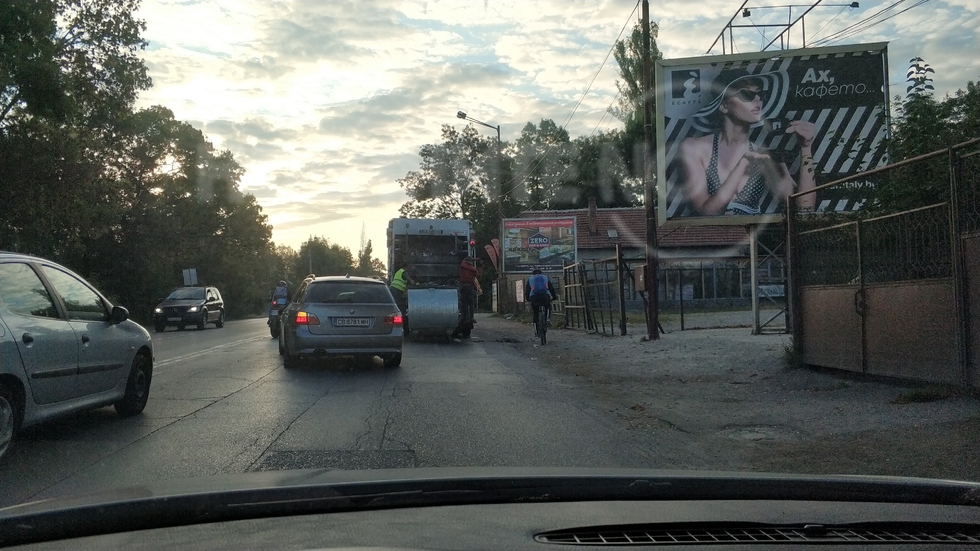 Сметоизвозване в пиков час предизвиква задръстване