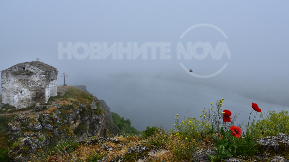 Язовир Пчелина и параклис "Свети Йоан Летни"