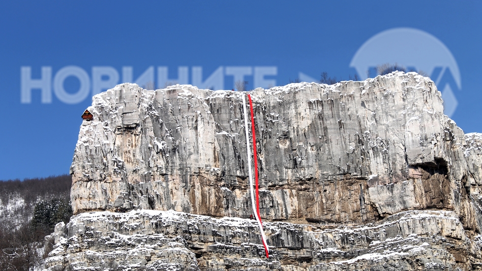 Спускане на 40-метрова мартеница от скалите срещу село Гара "Лакатник"