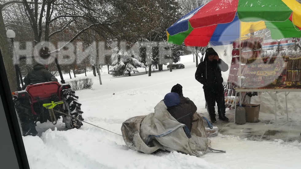 Изкуството "отъпкване на сняг" в Бургас