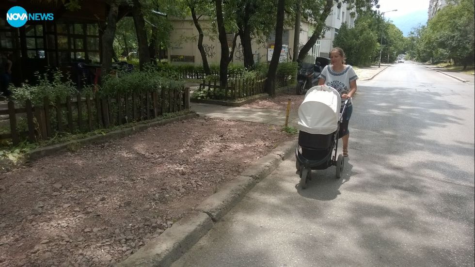 Майки с детски колички са принудени да се движат по уличното платно