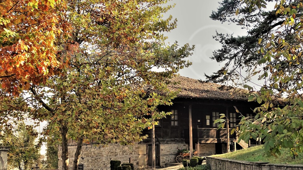 Есен обгърнала Даскалоливницата