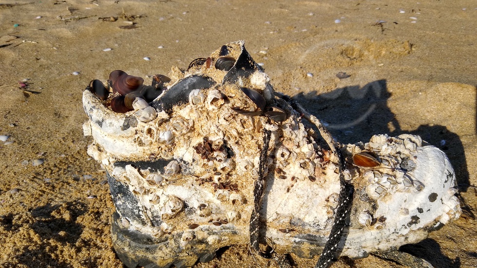 Морето си ни върна боклука след години