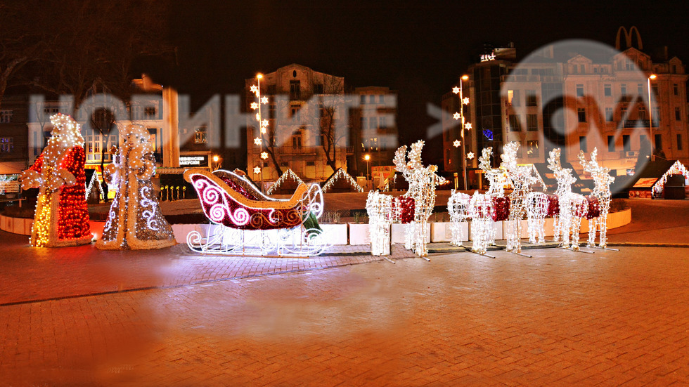 Дядо Коледа и Снежанка вече ни създават празнично настроение и във Варна