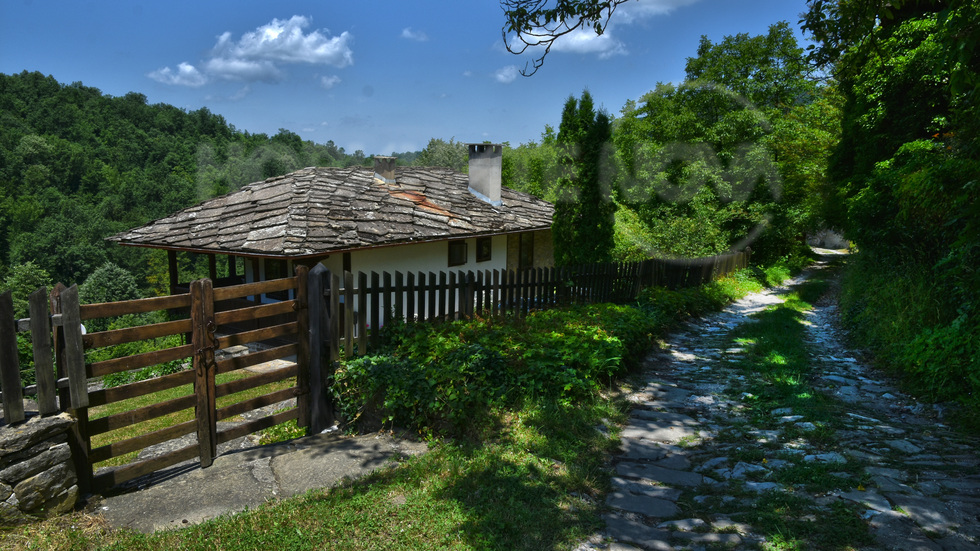 По калдаръмените улички на Боженци