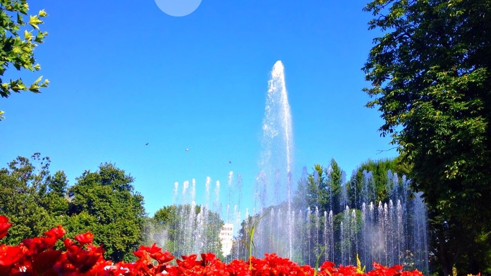 Красиво и прохладно е край фонтаните в горещия летен ден