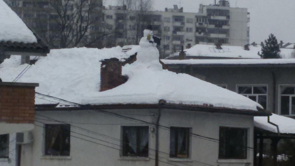 Снежен човек на покрива
