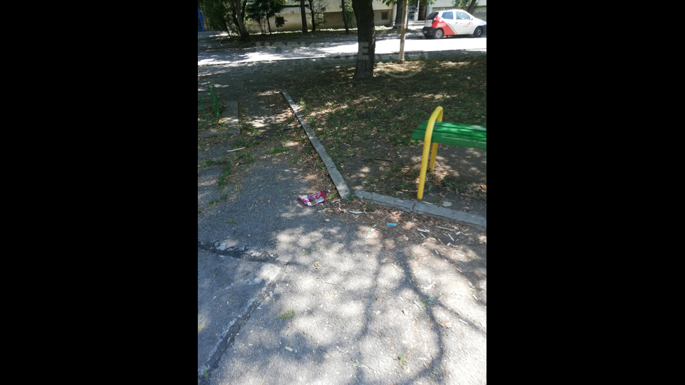 Мръсна детска площадка