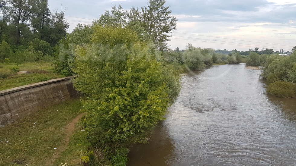 Непочистено корито на р.Марица