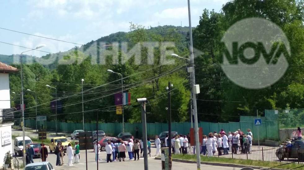 Протест пред болницата в Ловеч