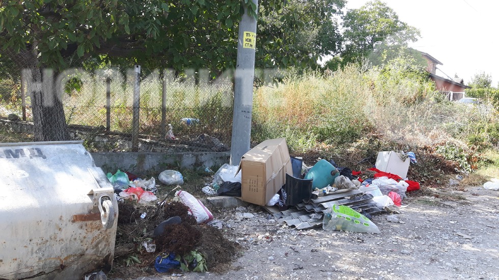 Сметище пред входа