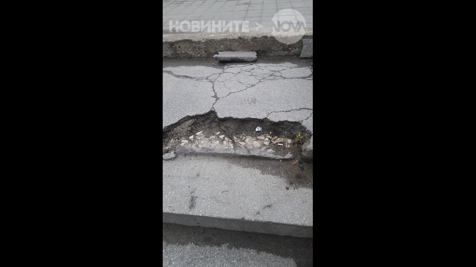 Разрушени стъпала в подлез във Варна