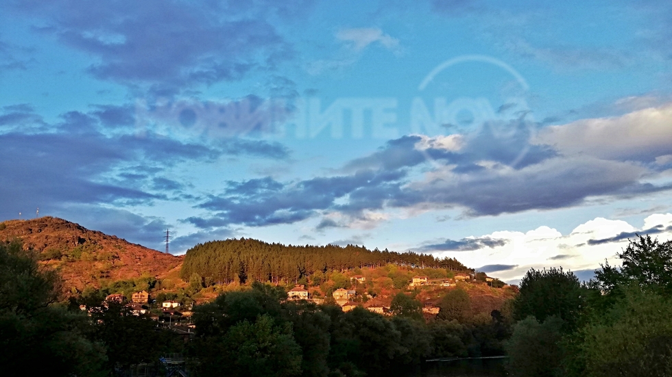 Облачно , но красиво , време над река Искър край Зверино