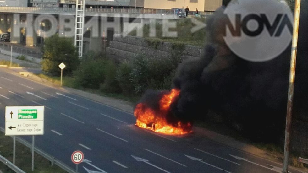Кола изгоря на Околовръстното шосе