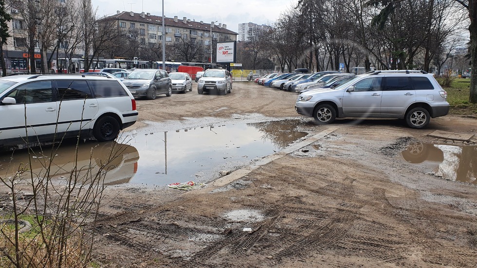 Градинка, превърната в паркинг