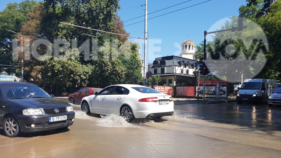 Наводнения на един от главните булеварди във Варна